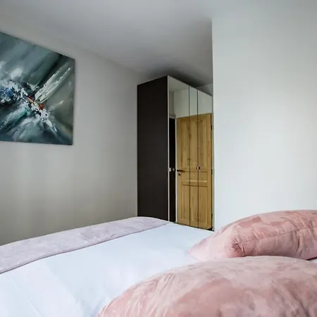 Spacious And Charming 2 Bedroom Flat A Madeleine *