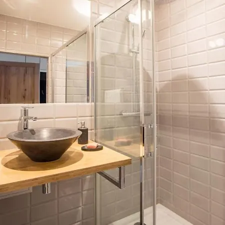 Spacious And Charming 2 Bedroom Flat A Madeleine
